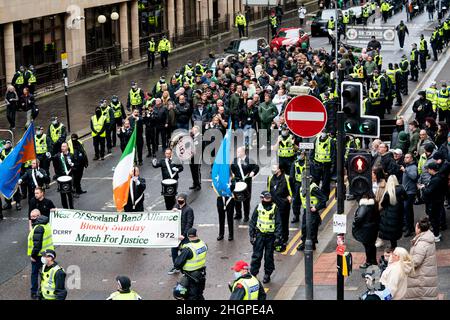 I membri della West of Scotland Band Alliance hanno una marcia Bloody Sunday per la giustizia attraverso il centro di Glasgow. La marcia è stata presa per celebrare il 50th anniversario della Bloody Sunday, dove i soldati britannici hanno sparato 28 civili disarmati durante una marcia di protesta contro l'internamento a Londonderry nel 1972. Data foto: Sabato 22 gennaio 2022. Foto Stock