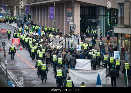 I membri della West of Scotland Band Alliance hanno una marcia Bloody Sunday per la giustizia attraverso il centro di Glasgow. La marcia è stata presa per celebrare il 50th anniversario della Bloody Sunday, dove i soldati britannici hanno sparato 28 civili disarmati durante una marcia di protesta contro l'internamento a Londonderry nel 1972. Data foto: Sabato 22 gennaio 2022. Foto Stock