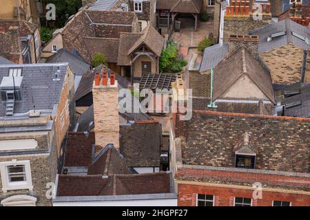 Vista sul tetto di Cambridge, Inghilterra, vista dalla torre della Grande Chiesa di Santa Maria. Foto Stock