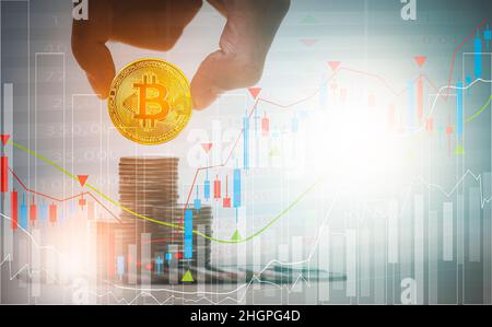 Doppia esposizione di Bitcoin crescita digitale futuristico business chart mercato azionario finanziario concetto di crescita finanziaria con Bitcoins d'oro scala per Foto Stock