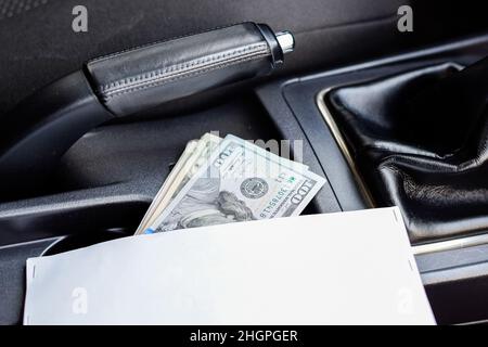 Una follia di dollari all'interno dell'auto. Una follia di dollari all'interno dell'auto. Foto Stock