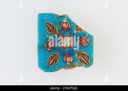 Inlay, palmette 100 BC–100 ad periodo tolemaico–periodo romano Una tecnica di vetro a mosaico permetteva la creazione di multipli di un'immagine: Una composizione figurale o di disegno fu fatta raggruppando canne di vetro colorate, che furono poi estratte in una lunga barra. La barra è stata quindi sezionato ad angolo retto, probabilmente colpendo la barra con opportuni utensili, per produrre piccole piastrelle a inserto. La piastrella sarebbe quindi levigata e lucidata sulla faccia destinata ad apparire verso l'esterno. Inlay, palmette. 100 BC-100 AD. Vetro. Periodo tolemaico–periodo romano. Dall'Egitto Foto Stock