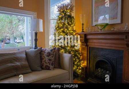 NEW ORLEANS, LA, USA - 20 DICEMBRE 2021: Vista interna del soggiorno di Uptown casa con decorato e illuminato albero di Natale Foto Stock