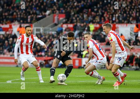 Stoke on Trent, Regno Unito. 22nd Jan 2022. Rodrigo Muniz di Fulham spara e segna il suo obiettivo di squadra 1st. EFL Skybet Championship Match, Stoke City contro Fulham allo Stadio Bet365 di Stoke on Trent sabato 22nd gennaio 2022. Questa immagine può essere utilizzata solo a scopo editoriale. Solo per uso editoriale, licenza richiesta per uso commerciale. Nessun uso in scommesse, giochi o un singolo club/campionato/giocatore publications.pic di Chris Stading/Andrew Orchard sport fotografia/Alamy Live News credito: Andrew Orchard sport fotografia/Alamy Live News Foto Stock