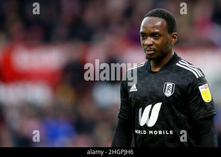 Stoke on Trent, Regno Unito. 22nd Jan 2022. Neeskens Kebano di Fulham guarda avanti. EFL Skybet Championship Match, Stoke City contro Fulham allo Stadio Bet365 di Stoke on Trent sabato 22nd gennaio 2022. Questa immagine può essere utilizzata solo a scopo editoriale. Solo per uso editoriale, licenza richiesta per uso commerciale. Nessun uso in scommesse, giochi o un singolo club/campionato/giocatore publications.pic di Chris Stading/Andrew Orchard sport fotografia/Alamy Live News credito: Andrew Orchard sport fotografia/Alamy Live News Foto Stock