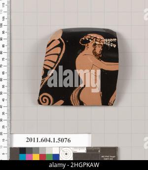 Frammento del bordo di terracotta di una kylix (tazza da bere) metà del 5th secolo a.C. Greco, esterno Attico, parte di palmette circoscritto; in piedi, satiro orlato, con le braccia estese; mano destra e polso di una seconda figura. Frammento del bordo di terracotta di una kylix (tazza da bere). Greco, Attico. Metà 5th secolo a.C. Terracotta; figura rossa. Classico. Vasi Foto Stock