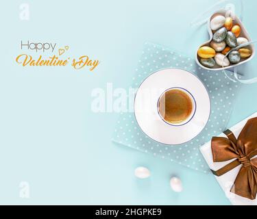 Carta di San Valentino con testo di congratulazioni. Colazione romantica con una tazza di caffè appena fatto, dolci e regalo su sfondo blu con incr Foto Stock