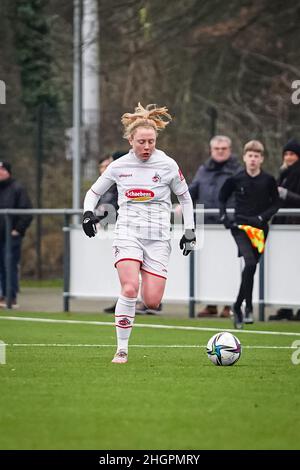 Bergheim, Germania. 22nd Jan 2022. Bergheim, Germania, gennaio 22nd Amber Barrett (22 Koeln) controlla la palla durante l'inverno pre stagione amichevole partita tra il 1. FC Köln e SG 99 Andernach al WaldStadium Glessen di Bergheim, Germania. Norina Toenges/Sports Press Phot Credit: SPP Sport Press Photo. /Alamy Live News Foto Stock