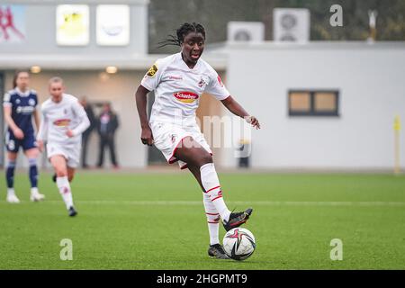 Bergheim, Germania. 22nd Jan 2022. Bergheim, Germania, gennaio 22nd Eunice Beckmann (11 Koeln) controlla la palla durante l'inverno pre stagione amichevole partita tra il 1. FC Köln e SG 99 Andernach al WaldStadium Glessen di Bergheim, Germania. Norina Toenges/Sports Press Phot Credit: SPP Sport Press Photo. /Alamy Live News Foto Stock