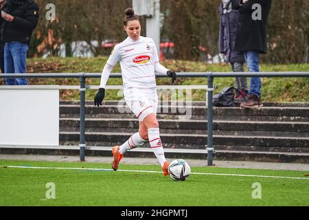 Bergheim, Germania. 22nd Jan 2022. Bergheim, Germania, gennaio 22nd Sabrina Horvat (3 Koeln) controlla la palla durante l'inverno pre stagione amichevole partita tra il 1. FC Köln e SG 99 Andernach al WaldStadium Glessen di Bergheim, Germania. Norina Toenges/Sports Press Phot Credit: SPP Sport Press Photo. /Alamy Live News Foto Stock