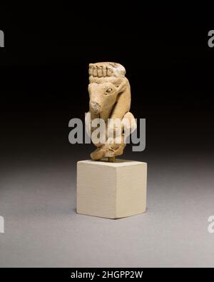 Parte superiore di una statuetta della Madre delle API 664–200 a.C. tardo periodo o periodo tolemaico la bolla delle API fu associata al dio Osiride e a Pta, e alla mitologia reale. Iside, la moglie di Osiride, era anche madre del figlio Horus che divenne re vivente quando Osiride divenne re morto, simboleggiando la catena delle manifestazioni di Osiride e Horus del re egiziano. Nella mitologia delle API, Isis è stato identificato con la Madre delle API. A Saqqara, dove il bue vivente di Apis era regalmente ospitato e curato, la mucca che era sua madre era ugualmente ben curata.la Madre di Apis è Foto Stock