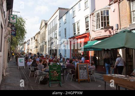 Persone che cenano all'aperto in St Michael's Street a Oxford, nel Regno Unito Foto Stock