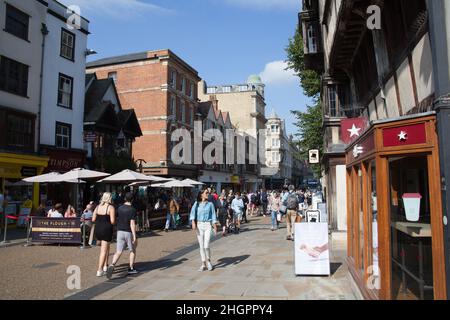 Gli acquirenti di Cornmarket Street a Oxford nel Regno Unito Foto Stock