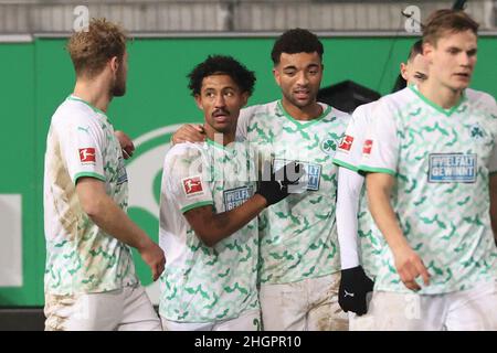 22 gennaio 2022, Baviera, Fürth: Calcio: Bundesliga, SpVgg Greuther Fürth - FSV Mainz 05, Matchday 20, presso lo Sportpark Ronhof Thomas Sommer. Il team Fürth festeggia l'obiettivo (Magonza proprio obiettivo) per farlo 2:0. Foto: Daniel Karmann/dpa - NOTA IMPORTANTE: In conformità con i requisiti della DFL Deutsche Fußball Liga e della DFB Deutscher Fußball-Bund, è vietato utilizzare o utilizzare fotografie scattate nello stadio e/o della partita sotto forma di sequenze di immagini e/o serie di foto video-simili. Foto Stock