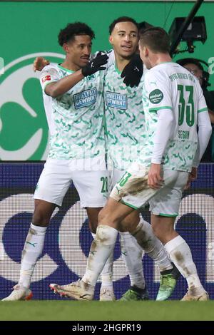 22 gennaio 2022, Baviera, Fürth: Calcio: Bundesliga, SpVgg Greuther Fürth - FSV Mainz 05, Matchday 20, presso lo Sportpark Ronhof Thomas Sommer. Jeremy Dudziak di Fürth (l-r), Jamie Leweling e Paul Seguin celebrano il traguardo (Magonza) per le 2:0. Foto: Daniel Karmann/dpa - NOTA IMPORTANTE: In conformità con i requisiti della DFL Deutsche Fußball Liga e della DFB Deutscher Fußball-Bund, è vietato utilizzare o utilizzare fotografie scattate nello stadio e/o della partita sotto forma di sequenze di immagini e/o serie di foto video-simili. Foto Stock