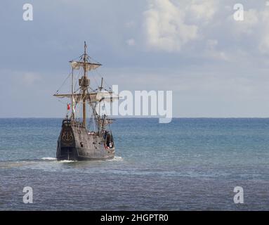 Santa Maria de Colombo replica nave lasciando il suo porto di casa di Funchal, Madeira. Replica (o il più vicino come creduto) della nave di Colombo la Santa Maria. Foto Stock