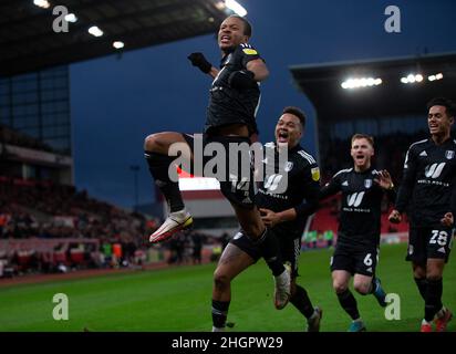 Il Fulham's Bobby Decordova-Reid celebra il punteggio contro Stoke City durante la partita del Campionato Sky Bet allo Stadio bet365, Stoke-on-Trent. Data foto: Sabato 22 gennaio 2022. Foto Stock