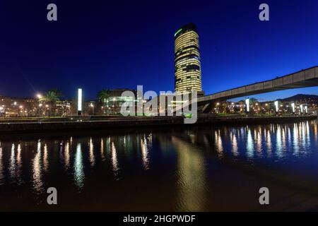 Il grattacielo Torre Iberdrola di notte si riflette nell'acqua. Bilbao. Spagna. Foto Stock