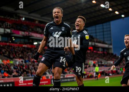 Il Fulham's Bobby Decordova-Reid celebra il punteggio contro Stoke City durante la partita del Campionato Sky Bet allo Stadio bet365, Stoke-on-Trent. Data foto: Sabato 22 gennaio 2022. Foto Stock