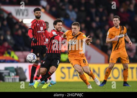 Bournemouth, Regno Unito. 22nd Jan 2022. Greg Dochrety #8 di Hull City sfida per la palla a Bournemouth, Regno Unito il 1/22/2022. (Foto di Simon Whitehead/News Images/Sipa USA) Credit: Sipa USA/Alamy Live News Foto Stock