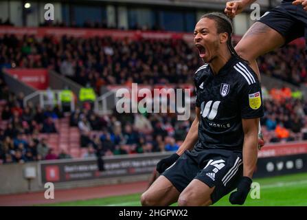 Il Fulham's Bobby Decordova-Reid celebra il punteggio contro Stoke City durante la partita del Campionato Sky Bet allo Stadio bet365, Stoke-on-Trent. Data foto: Sabato 22 gennaio 2022. Foto Stock