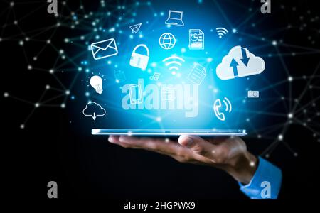 Businessman linea di collegamento icone applicazioni di comunicazione icona sullo sfondo, immagine del globo sul palmo di uomo d'affari. Tecnolog multimediale Foto Stock