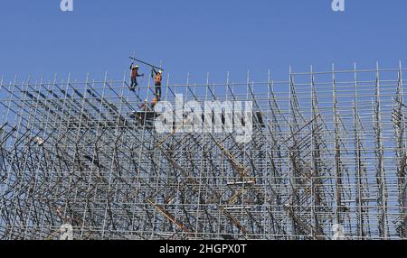 I lavoratori sono visti lavorare su un ponteggio nel cantiere costiero di Mumbai. Il progetto della strada costiera è una superstrada a otto corsie che collegherà la parte meridionale della città all'estremità settentrionale Foto Stock