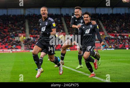 Il Fulham's Bobby Decordova-Reid celebra il punteggio contro Stoke City durante la partita del Campionato Sky Bet allo Stadio bet365, Stoke-on-Trent. Data foto: Sabato 22 gennaio 2022. Foto Stock