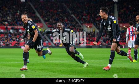 Il Fulham's Bobby Decordova-Reid celebra il punteggio contro Stoke City durante la partita del Campionato Sky Bet allo Stadio bet365, Stoke-on-Trent. Data foto: Sabato 22 gennaio 2022. Foto Stock