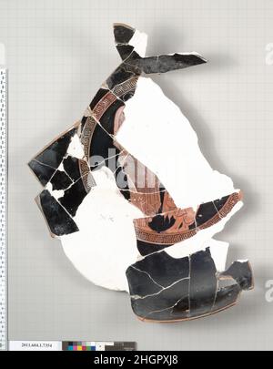 Frammento di terracotta di una kylix (tazza da bere) 500–480 a.C. Greco, Attico interno, due figure drappeggiate; obverso; sotto manico patch, sgabello; maschio drappato a destra; piedi di una figura a sinistra; maschio bearded seduto su uno sgabello imbottito; maschio wreathed, bearded che indossa un himation, appoggiato sul bastone di knobby che tiene nella sua mano sinistra; nel campo, una spugna ed ariballos; seduto, trito, uomo barbuto, guardando a sinistra, visto dalla parte anteriore, con un'imbianza intorno alla vita e alle gambe; gambe e piedi inferiori di un maschio drappeggiato a sinistra, con un bastone knobby; tallone e un po' di drappeggio di un maschio a destra?; Foto Stock