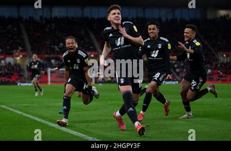 Il Fulham's Bobby Decordova-Reid celebra il punteggio contro Stoke City durante la partita del Campionato Sky Bet allo Stadio bet365, Stoke-on-Trent. Data foto: Sabato 22 gennaio 2022. Foto Stock