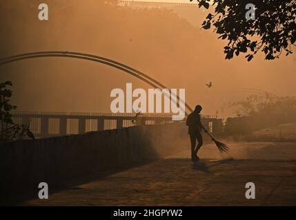 Una spazzatrice pulisce una strada al mattino presto a Mumbai. (Foto di Ashish Vaishnav / SOPA Images/Sipa USA) Foto Stock