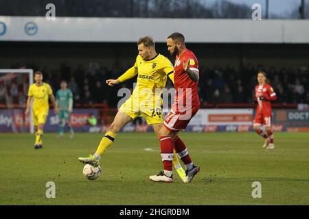 Crawley, Regno Unito. 22nd Jan 2022. Elliott Nevitt di Tranmere Rovers blocca una liquidazione durante la partita Sky Bet League due tra Crawley Town e Tranmere Rovers al Checkatrade.com Stadium il 22nd 2022 gennaio a Crawley, Inghilterra. (Foto di Richard Ault/phcimages.com) Credit: PHC Images/Alamy Live News Foto Stock