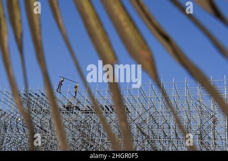 I lavoratori sono visti lavorare su un ponteggio nel cantiere costiero di Mumbai. Il progetto della strada costiera è una superstrada a otto corsie che collegherà la parte meridionale della città all'estremità settentrionale (foto di Ashish Vaishnav / SOPA Images/Sipa USA). Foto Stock