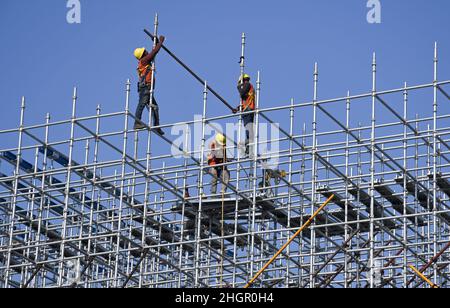 I lavoratori sono visti lavorare su un ponteggio nel cantiere costiero di Mumbai. Il progetto della strada costiera è una superstrada a otto corsie che collegherà la parte meridionale della città all'estremità settentrionale (foto di Ashish Vaishnav / SOPA Images/Sipa USA). Foto Stock