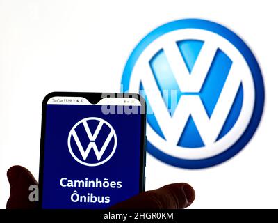 In questa illustrazione della foto, il logo Volkswagen Caminhoes e Onibus viene visualizzato sullo schermo di uno smartphone con il logo Volkswagen AG sullo sfondo. (Foto di Igor Golovniov / SOPA Images/Sipa USA) Foto Stock