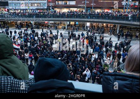 I manifestanti anti anti Vax dimostrano di protestare contro il vaccino covid-19 e la salute passano a Stoccolma, Svezia, il 22 gennaio 2022. Foto di Ida Akesson/Stella Pictures/ABACAPRESS.COM Foto Stock