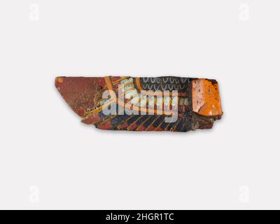 Inlay, ala da un sole alare o falco 200 BC–100 ad periodo tolemaico–periodo romano le sezioni di vetro monocromo e mosaico sono state fatte aderire a uno sfondo per formare questa ala elaborata. Inlay, ala da un sole alare o falco. 200 BC-100 AD. Vetro. Periodo tolemaico–periodo romano. Dall'Egitto Foto Stock