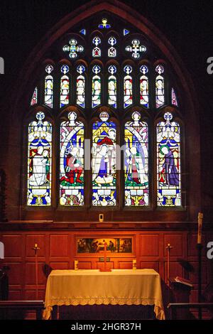 Vetrate raffiguranti personaggi delle avventure di Alice nel paese delle meraviglie presso la chiesa di tutti i Santi, situata nel villaggio di Daresbury, Cheshire, Foto Stock