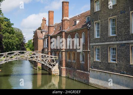 Il Mathematical Bridge & Queens College a Cambridge, Inghilterra. Foto Stock