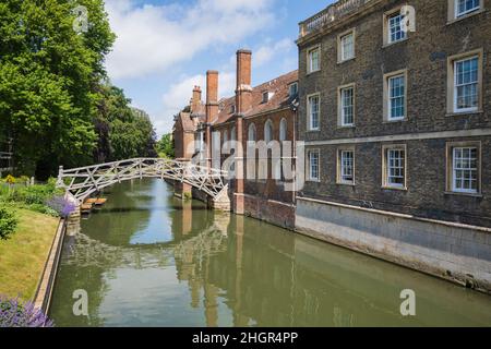 Il Mathematical Bridge & Queens College a Cambridge, Inghilterra. Foto Stock