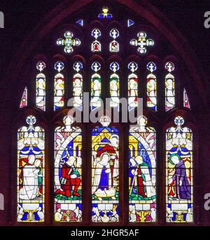 Vetrate raffiguranti personaggi delle avventure di Alice nel paese delle meraviglie presso la chiesa di tutti i Santi, situata nel villaggio di Daresbury, Cheshire, Foto Stock