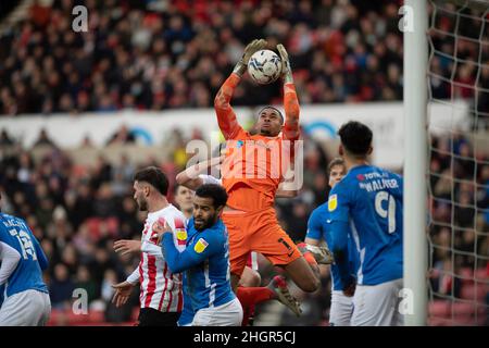 SUNDERLAND, REGNO UNITO. GENNAIO 22nd il portiere di Portsmouth Gavin Bazunu cattura la palla da un angolo durante la partita della Sky Bet League 1 tra Sunderland e Portsmouth allo Stadium of Light di Sunderland sabato 22nd gennaio 2022. (Credit: Trevor Wilkinson | MI News) Credit: MI News & Sport /Alamy Live News Foto Stock