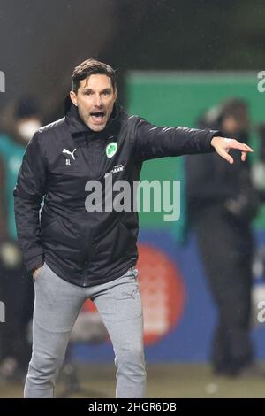 22 gennaio 2022, Baviera, Fürth: Calcio: Bundesliga, SpVgg Greuther Fürth - FSV Mainz 05, Matchday 20, presso lo Sportpark Ronhof Thomas Sommer. Il pullman Fürth Stefan Leitl si trova ai margini. Foto: Daniel Karmann/dpa - NOTA IMPORTANTE: In conformità con i requisiti della DFL Deutsche Fußball Liga e della DFB Deutscher Fußball-Bund, è vietato utilizzare o utilizzare fotografie scattate nello stadio e/o della partita sotto forma di sequenze di immagini e/o serie di foto video-simili. Foto Stock