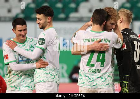 22 gennaio 2022, Baviera, Fürth: Calcio: Bundesliga, SpVgg Greuther Fürth - FSV Mainz 05, Matchday 20, presso lo Sportpark Ronhof Thomas Sommer. I giocatori di Fürth celebrano la loro vittoria in campo dopo il fischio finale. Foto: Daniel Karmann/dpa - NOTA IMPORTANTE: In conformità con i requisiti della DFL Deutsche Fußball Liga e della DFB Deutscher Fußball-Bund, è vietato utilizzare o utilizzare fotografie scattate nello stadio e/o della partita sotto forma di sequenze di immagini e/o serie di foto video-simili. Foto Stock