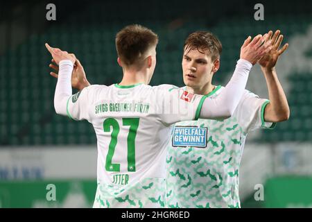 22 gennaio 2022, Baviera, Fürth: Calcio: Bundesliga, SpVgg Greuther Fürth - FSV Mainz 05, Matchday 20, presso lo Sportpark Ronhof Thomas Sommer. Gian-Luca Itter (l) e Max Christiansen di Fürth celebrano la loro vittoria in campo dopo il fischio finale. Foto: Daniel Karmann/dpa - NOTA IMPORTANTE: In conformità con i requisiti della DFL Deutsche Fußball Liga e della DFB Deutscher Fußball-Bund, è vietato utilizzare o utilizzare fotografie scattate nello stadio e/o della partita sotto forma di sequenze di immagini e/o serie di foto video-simili. Foto Stock