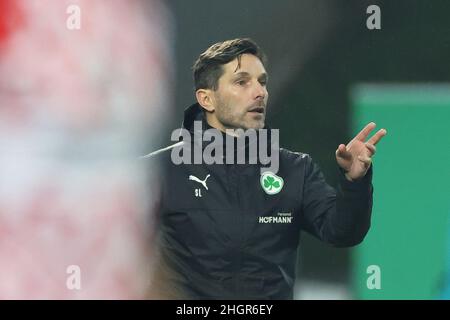 22 gennaio 2022, Baviera, Fürth: Calcio: Bundesliga, SpVgg Greuther Fürth - FSV Mainz 05, Matchday 20, presso lo Sportpark Ronhof Thomas Sommer. Il pullman Fürth Stefan Leitl si trova ai margini. Foto: Daniel Karmann/dpa - NOTA IMPORTANTE: In conformità con i requisiti della DFL Deutsche Fußball Liga e della DFB Deutscher Fußball-Bund, è vietato utilizzare o utilizzare fotografie scattate nello stadio e/o della partita sotto forma di sequenze di immagini e/o serie di foto video-simili. Foto Stock