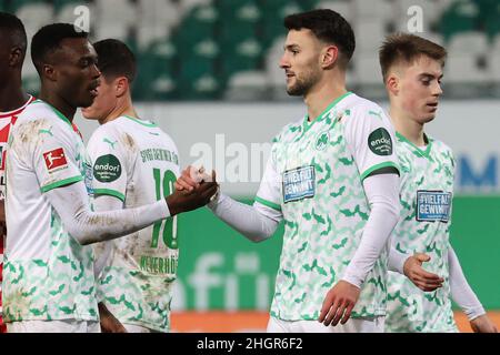 22 gennaio 2022, Baviera, Fürth: Calcio: Bundesliga, SpVgg Greuther Fürth - FSV Mainz 05, Matchday 20, presso lo Sportpark Ronhof Thomas Sommer. I giocatori di Fürth celebrano la loro vittoria in campo dopo il fischio finale. Foto: Daniel Karmann/dpa - NOTA IMPORTANTE: In conformità con i requisiti della DFL Deutsche Fußball Liga e della DFB Deutscher Fußball-Bund, è vietato utilizzare o utilizzare fotografie scattate nello stadio e/o della partita sotto forma di sequenze di immagini e/o serie di foto video-simili. Foto Stock