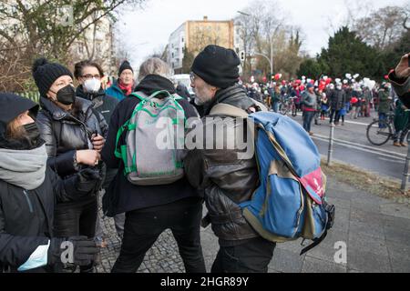 Berlino, Germania. 22nd Jan 2022. Membri di diversi gruppi anti-vaccini, tra cui Querdenken 30, Freie Linke, Freedom Parade e Autokorto Berlin, si sono riuniti a Viktoriapark a Berlino Kreuzberg per ricordare un membro del movimento, una vecchia signora di nome Aya. (Credit Image: © Michael Kuenne/PRESSCOV via ZUMA Press Wire) Foto Stock