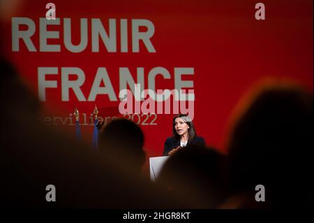 Anne Hidalgo, candidato francese del Partito socialista di sinistra (PS) per le elezioni presidenziali del 2022 e sindaco di Parigi, ha tenuto un discorso durante una riunione di campagna a Aubervilliers, nel nord di Parigi, il 22 gennaio 2022. Foto di Mylene DeRoche/ABACAPRESS.COM Foto Stock